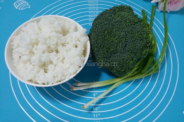 西兰花炒饭的做法图解1