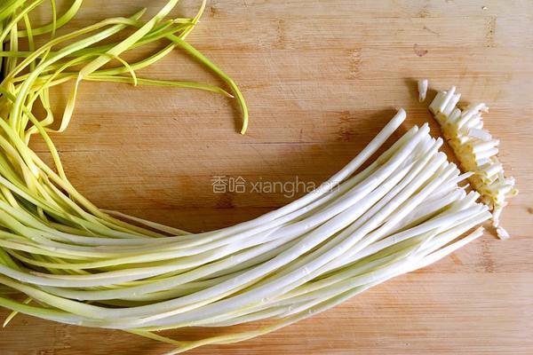 蒜黄木耳炒鸡蛋的做法图解1