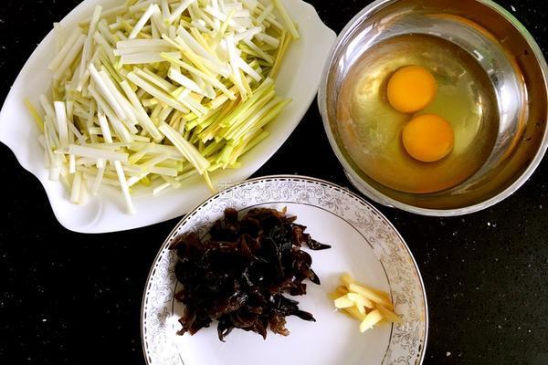 蒜黄木耳炒鸡蛋的做法图解2