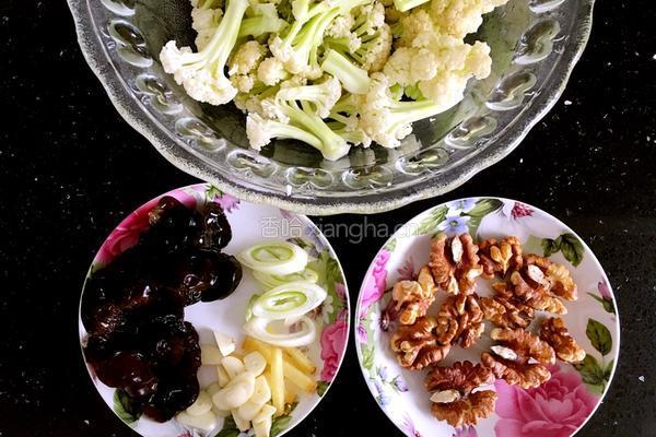核桃仁炒菜花的做法图解1