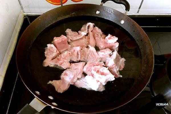 红豆薏米脊骨汤的做法图解3