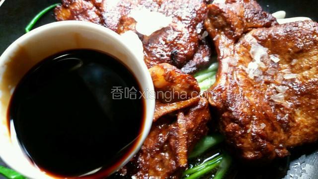 加入冰糖和余下的生抽、老抽以及腌大排的剩余汤汁。