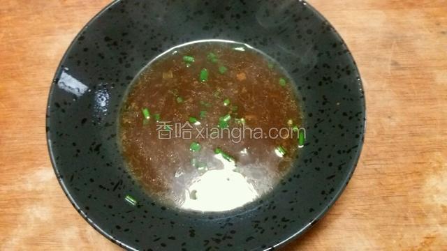 煮面同时用一些煮大排的汤汁和适量的鲜汤或开水，加些葱花调好底汤。