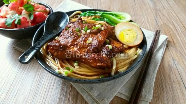 捞入面条，摆上大排、青菜和卤蛋，撒些葱花上桌。