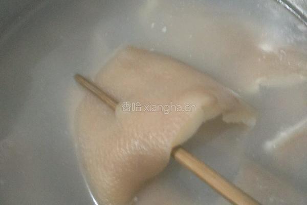 肉皮冻的做法图解2