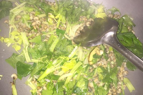 芹菜炒螺肉的做法图解5