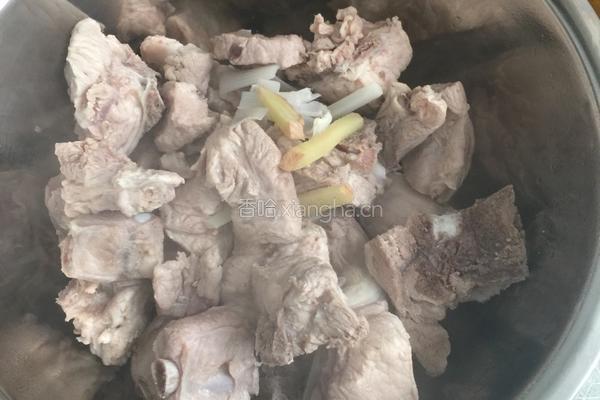 排骨炖豆角土豆的做法图解2