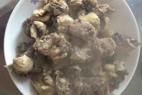 鸡架炖土豆的做法图解1