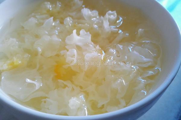 银耳苹果汤的做法图解2