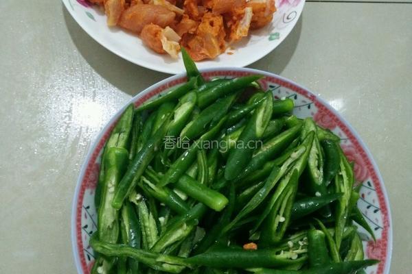 青椒炒骨肉相连的做法图解1