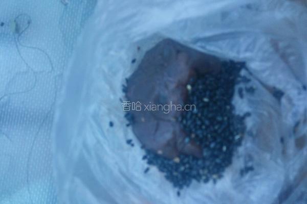 黑芝麻红豆沙馅饼的做法图解2
