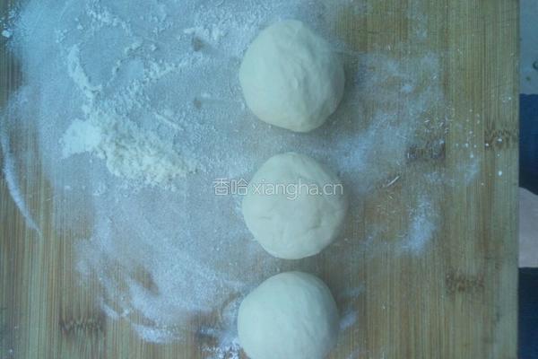 黑芝麻红豆沙馅饼的做法图解3