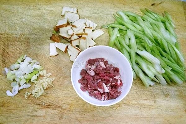 熏干芹菜肉片的做法图解1