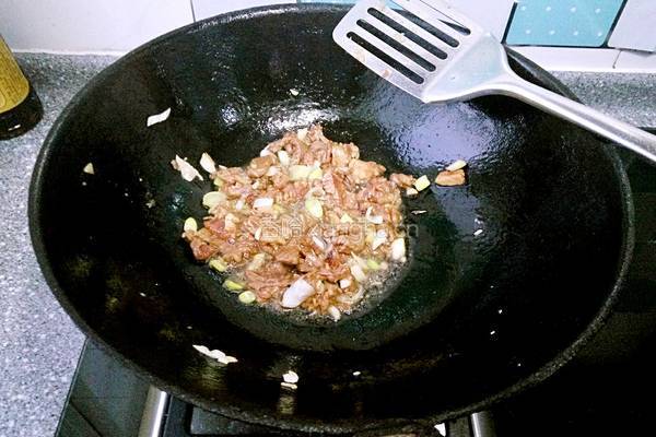 熏干芹菜肉片的做法图解3