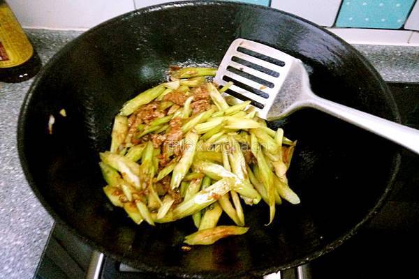 熏干芹菜肉片的做法图解4