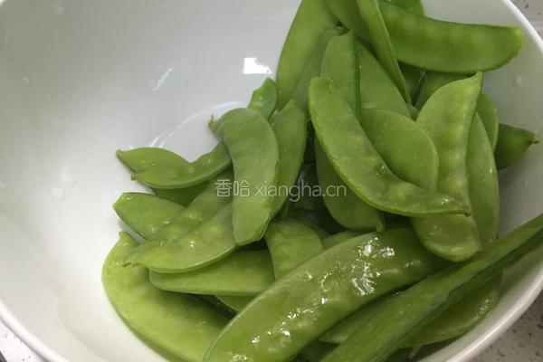 荷兰豆炒肉片的做法图解1