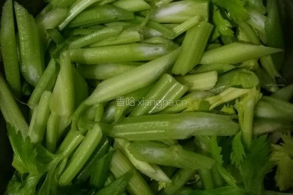 西芹腊肠的做法图解1