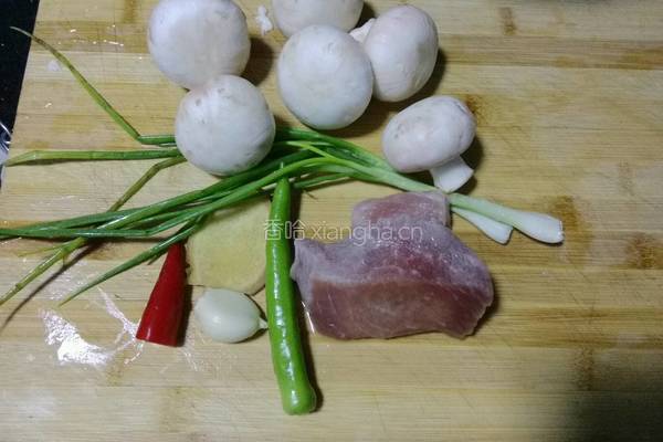 蘑菇炒肉片的做法图解1