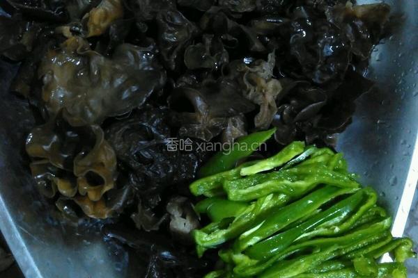 木耳炒肉的做法图解2