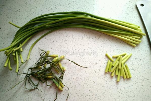 香干炒蒜苔的做法图解1
