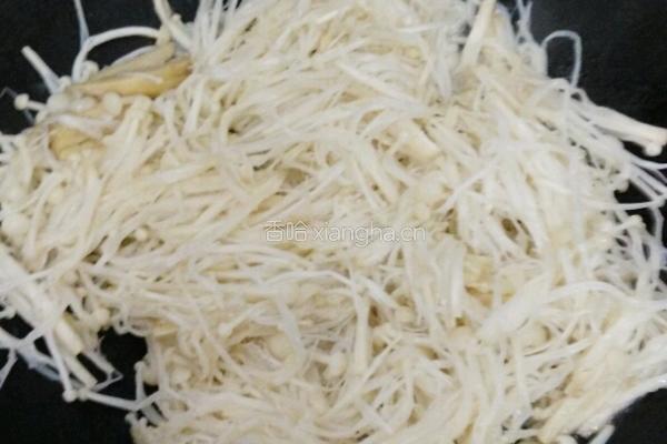 金针菇烩鲜鱿的做法图解1