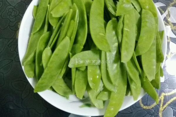 牛肉炒荷兰豆的做法图解1
