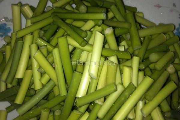 蒜薹炒肉的做法图解1