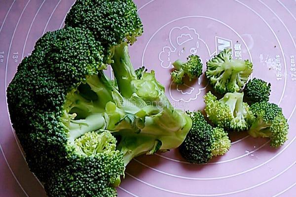 腊肉小炒西兰花的做法图解1