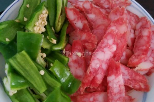 青椒炒甜肠的做法图解4