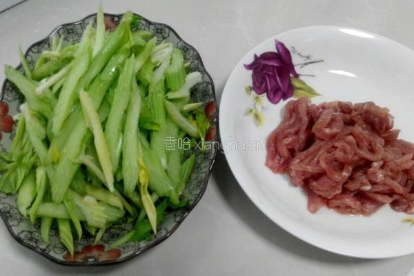 西芹炒肉丝的做法图解1
