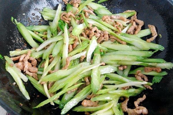 西芹炒肉丝的做法图解5