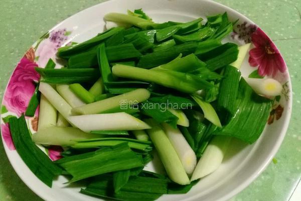 青蒜炒熏干的做法图解2