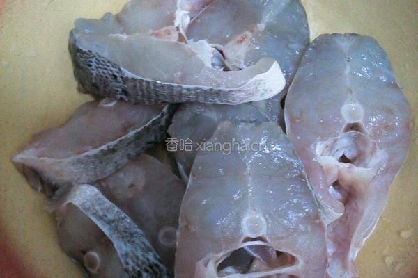 煎鲈鱼的做法图解1