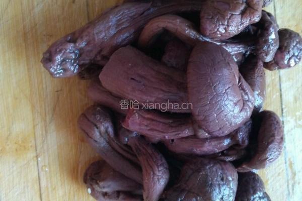  排骨红蘑炖土豆干的做法图解2