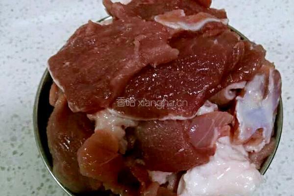 懒人版电饭锅猪肉炖粉条的做法图解1