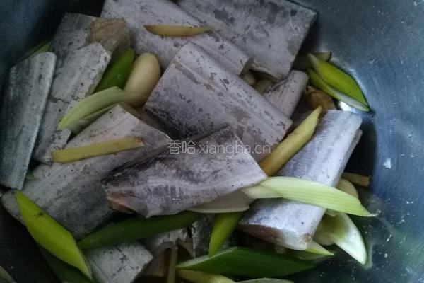 香酥炸带鱼的做法图解4