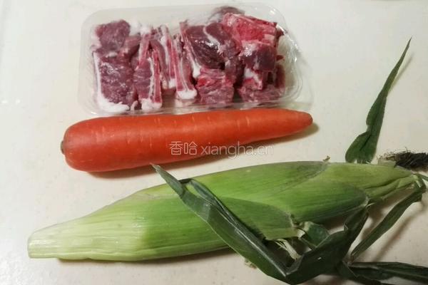 玉米胡萝卜汤的做法图解1