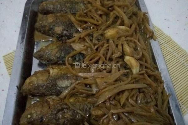 鲫鱼烧咸菜头的做法图解11