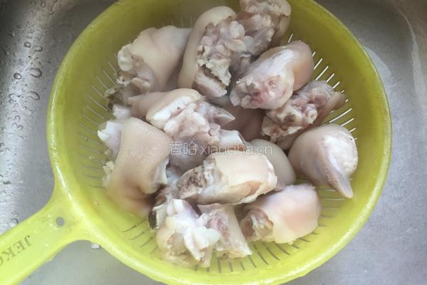 雪豆鱿鱼猪蹄汤的做法图解3