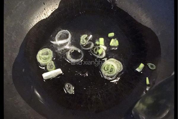 西红柿鸡蛋拌面的做法图解2