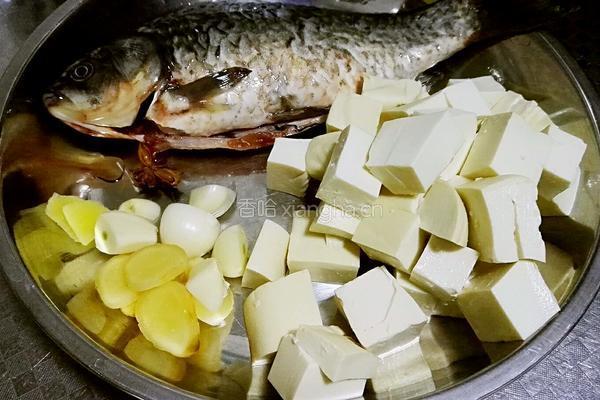 鲫鱼豆腐汤的做法图解1