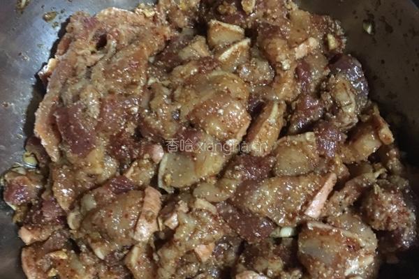 土豆粉蒸肉的做法图解1