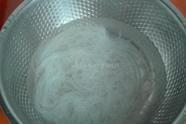 豆腐粉丝木耳蒜黄水饺的做法图解3