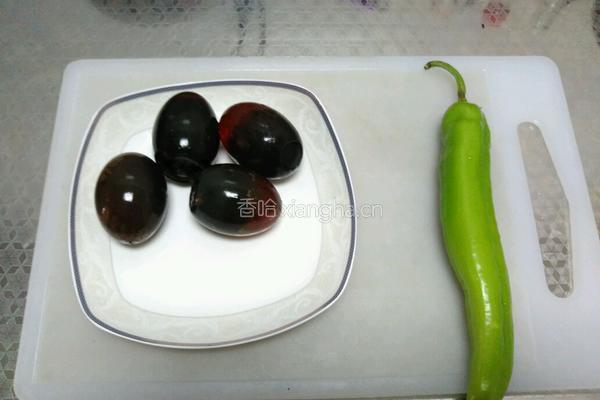 尖椒皮蛋的做法图解1