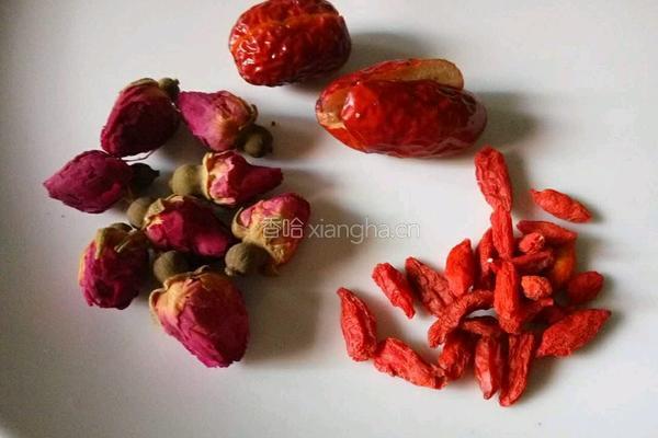 红枣枸杞玫瑰花茶的做法图解1