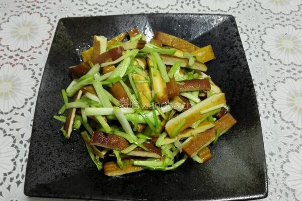 蒜苗炒香干的做法图解3