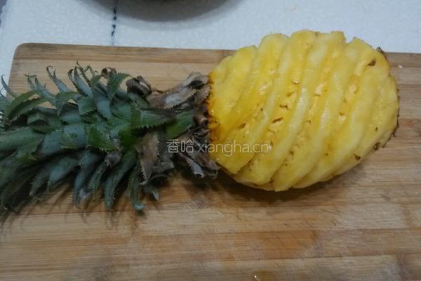 菠萝色拉酱草莓甜点的做法图解1
