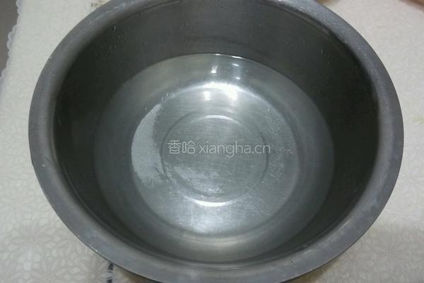 菠萝色拉酱草莓甜点的做法图解3