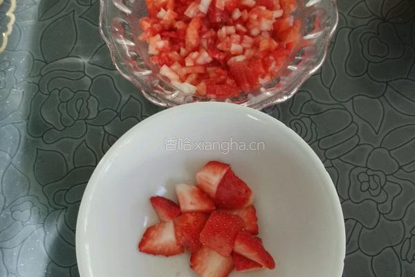 草莓果粒牛奶的做法图解3