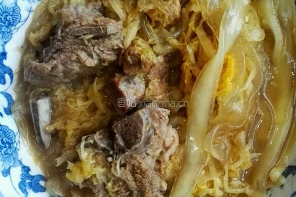 东北酸菜炖脊骨、粉条